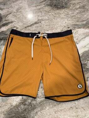 Vuori Cruise Board Shorts Men’s SIZE 36 Gold Bahia Micro Dot Camo Trim